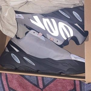 Yeezy boost 700 Metallic grey “reflectors” MNVN